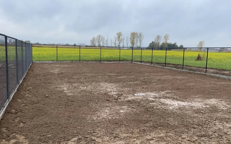 Diensten: Grondwerken, nivelleren van tuin en plaatsen van draadomheining